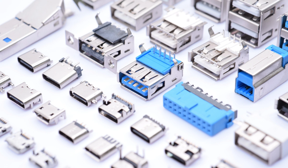 Verschiedene Arten von USB-Anschlüssen aufgereiht, um ihre Formen und Größen zu zeigen