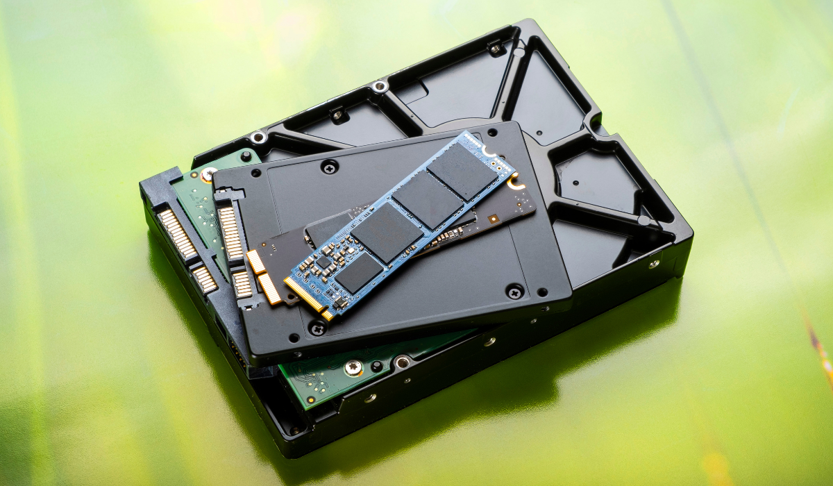 Grafischer Vergleich zwischen einer NVMe-M.2-SSD und einer 2,5-Zoll-SATA-SSD