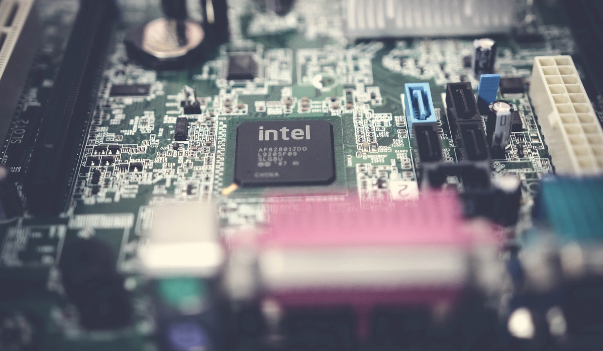 Windows 11-, Intel- und AMD-Logos zeigen die Prozessorkompatibilität an