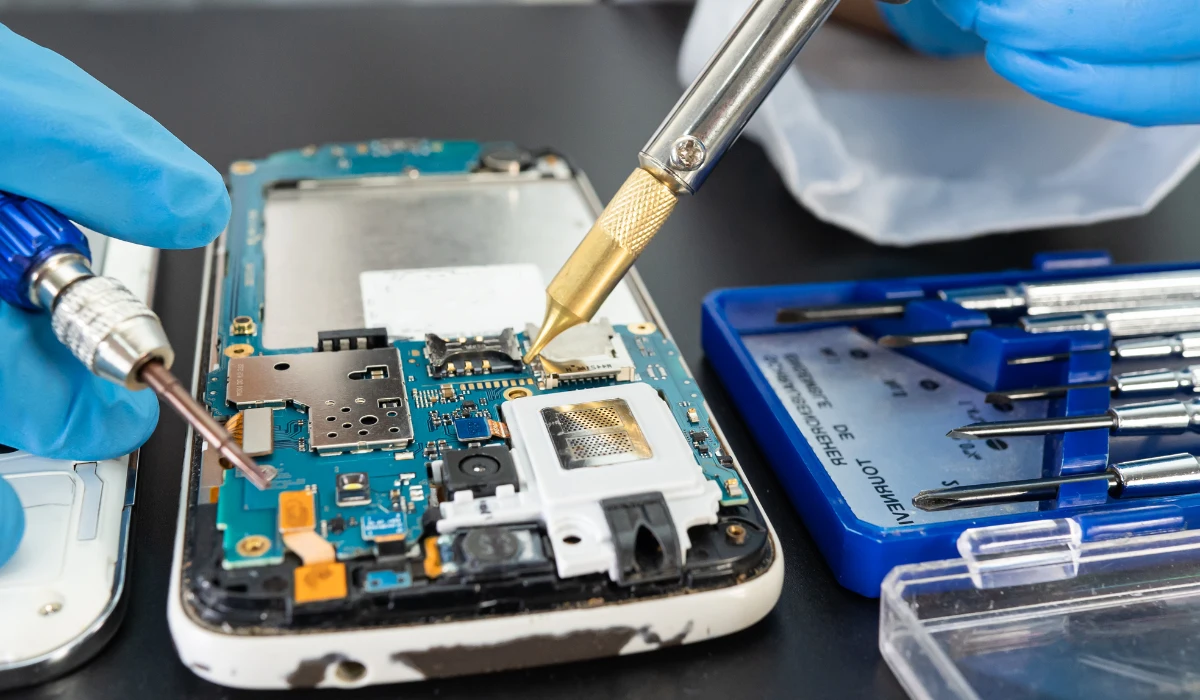 Ein Techniker untersucht einen Laptop in einer Werkstatt und veranschaulicht damit den Refurbishing-Prozess
